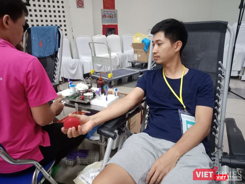 Anh Nguyễn Thanh Tùng (Hoàng Quốc Việt, Cầu Giấy, Hà Nội) tới hiến máu vì hiểu được nỗi khổ của người mắc các bệnh về máu. Chính anh cũng có người nhà đang điều trị tại Bệnh viện. Anh Nguyễn Thanh Tùng (Hoàng Quốc Việt, Cầu Giấy, Hà Nội) tới hiến máu vì hiểu được nỗi khổ của người mắc các bệnh về máu. Chính anh cũng có người nhà đang điều trị tại Bệnh viện.