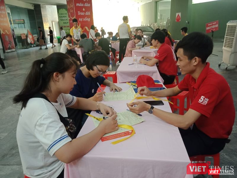 Từ sớm, những bạn trẻ này đã có mặt để đăng ký tham gia hiến máu. Từ sớm, những bạn trẻ này đã có mặt để đăng ký tham gia hiến máu.