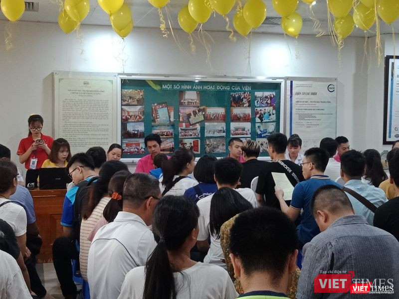 Hàng trăm bạn trẻ đã xếp hàng từ sớm để đăng ký hiến máu Hàng trăm bạn trẻ đã xếp hàng từ sớm để đăng ký hiến máu