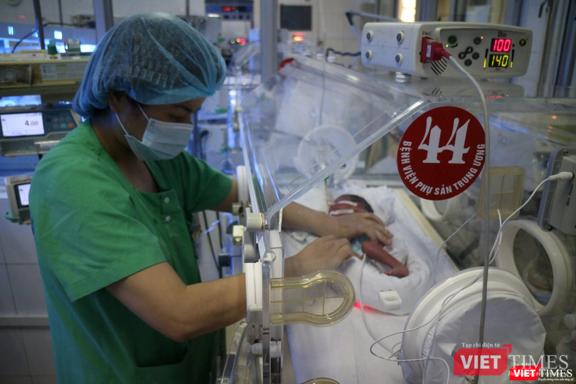 Bác sĩ của Bệnh viện Phụ sản Trung ương chăm sóc cho bé Bình An Bác sĩ của Bệnh viện Phụ sản Trung ương chăm sóc cho bé Bình An