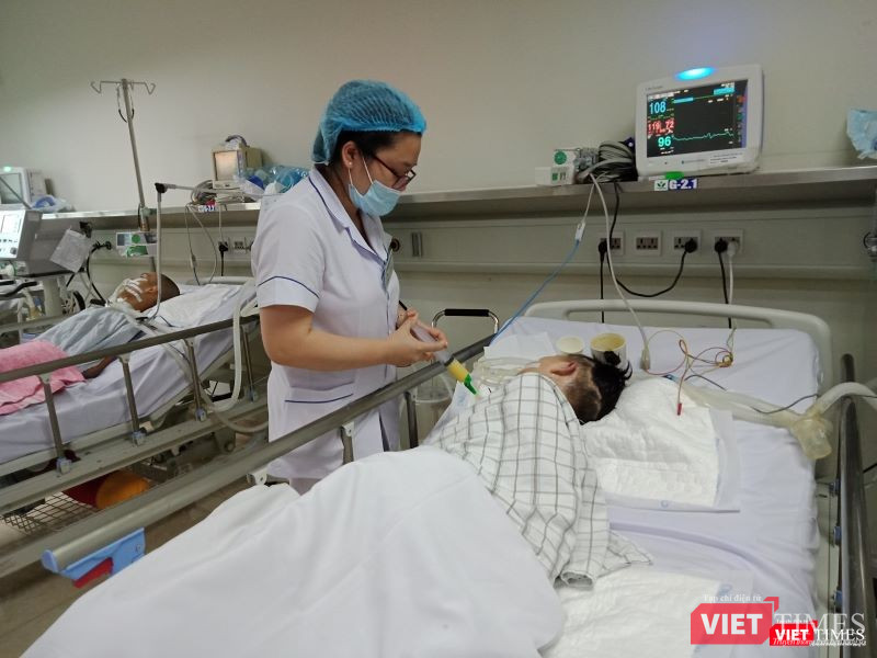 Bác sĩ chăm sóc cho bệnh nhi tại rung tâm Y học lâm sàng các bệnh nhiệt đới trẻ em.