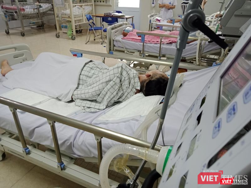 Di chứng của căn bệnh quái ác khiến các em phải sống nhờ máy thở.