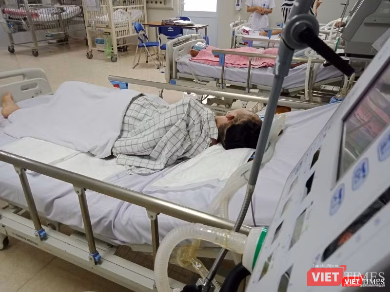 Di chứng của căn bệnh quái ác khiến các em phải sống nhờ máy thở.