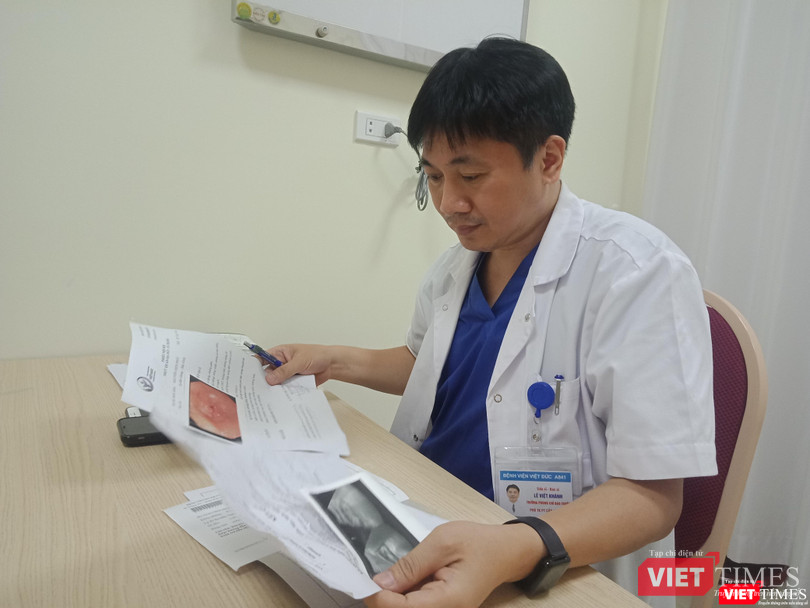 TS. Lê Việt Khánh - Phó Trưởng khoa Phẫu thuật cấp cứu bụng đọc kết quả nội soi.