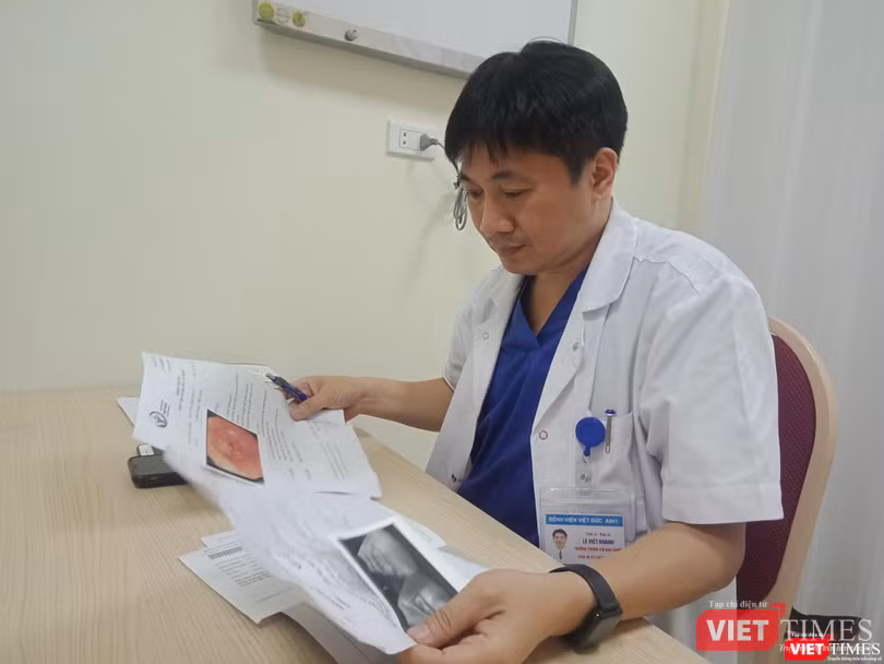 TS. Lê Việt Khánh - Phó Trưởng khoa Phẫu thuật cấp cứu bụng đọc kết quả nội soi.
