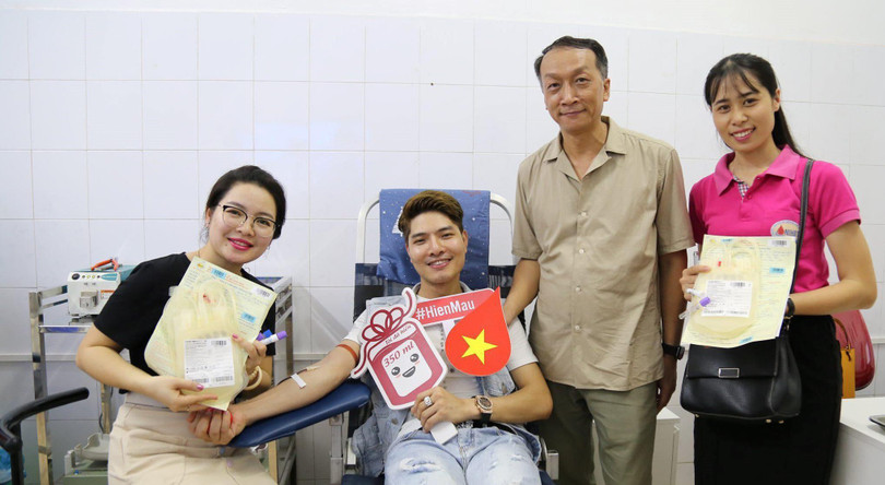 TS. Bạch Quốc Khánh chụp ảnh cùng người dân đến hiến máu