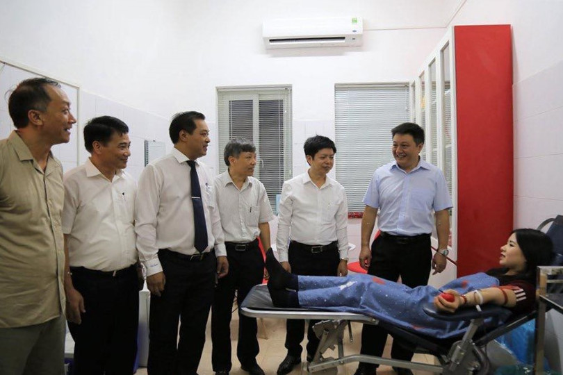 Ông Nguyễn Trọng Khoa - Phó cục trưởng Cục Quản lý Khám chữa bệnh (Bộ Y tế) trò chuyện với người dân đi hiến máu tình nguyện tại điểm hiến máu cố định.