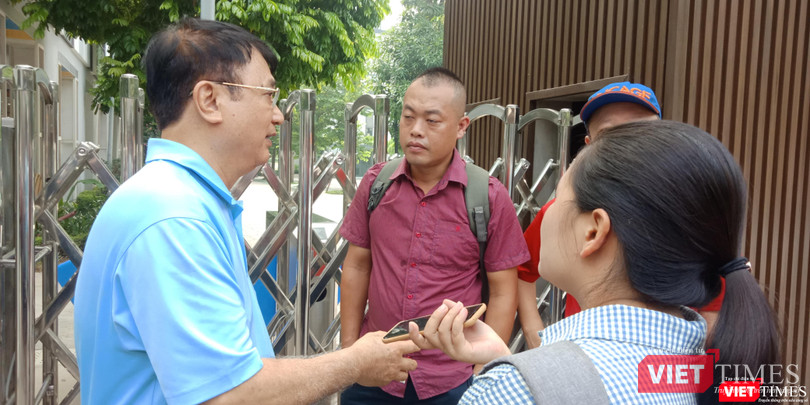 Nhóm phụ huynh đợi chờ tới giờ họp thông tin vụ việc với nhà trường. Nhóm phụ huynh đợi chờ tới giờ họp thông tin vụ việc với nhà trường.