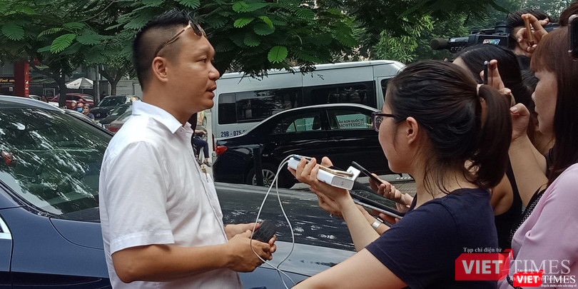 Ông Trương Tất Thành - Hội trưởng hội cha mẹ học sinh lớp 1 Tokyo, Trường Tiểu học quốc tế Gateway trả lời phỏng vấn báo chí. Ông Trương Tất Thành - Hội trưởng hội cha mẹ học sinh lớp 1 Tokyo, Trường Tiểu học quốc tế Gateway trả lời phỏng vấn báo chí.