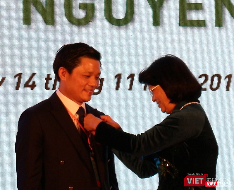 PGS.TS. Nguyễn Duy Ánh nhận Huân chương lao động hạng Ba. PGS.TS. Nguyễn Duy Ánh nhận Huân chương lao động hạng Ba.