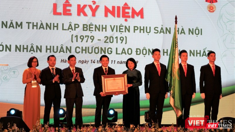 Phó Chủ tịch nước Đặng Thị Ngọc Thịnh trao Huân chương Lao động hạng Nhất cho Bệnh viện. Phó Chủ tịch nước Đặng Thị Ngọc Thịnh trao Huân chương Lao động hạng Nhất cho Bệnh viện.