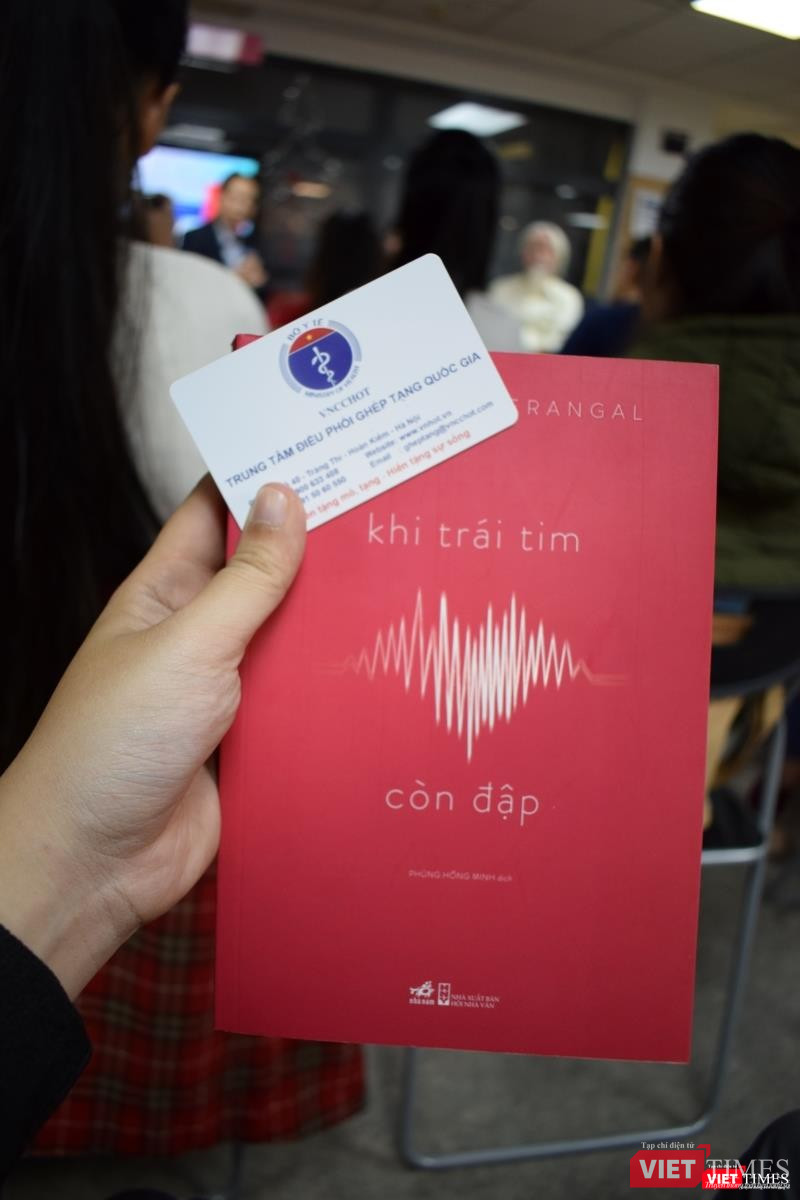 Cuốn sách "Khi trái tim còn đập" và tấm thẻ hiến tạng của Trung tâm Điều phối ghép tạng Quốc gia Cuốn sách "Khi trái tim còn đập" và tấm thẻ hiến tạng của Trung tâm Điều phối ghép tạng Quốc gia