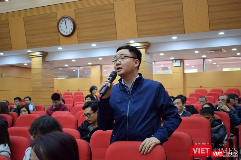 Đại diện doanh nghiệp trao đổi thông tin xung quanh vấn đề cấp phép đăng ký lưu hành sản phẩm. Đại diện doanh nghiệp trao đổi thông tin xung quanh vấn đề cấp phép đăng ký lưu hành sản phẩm.