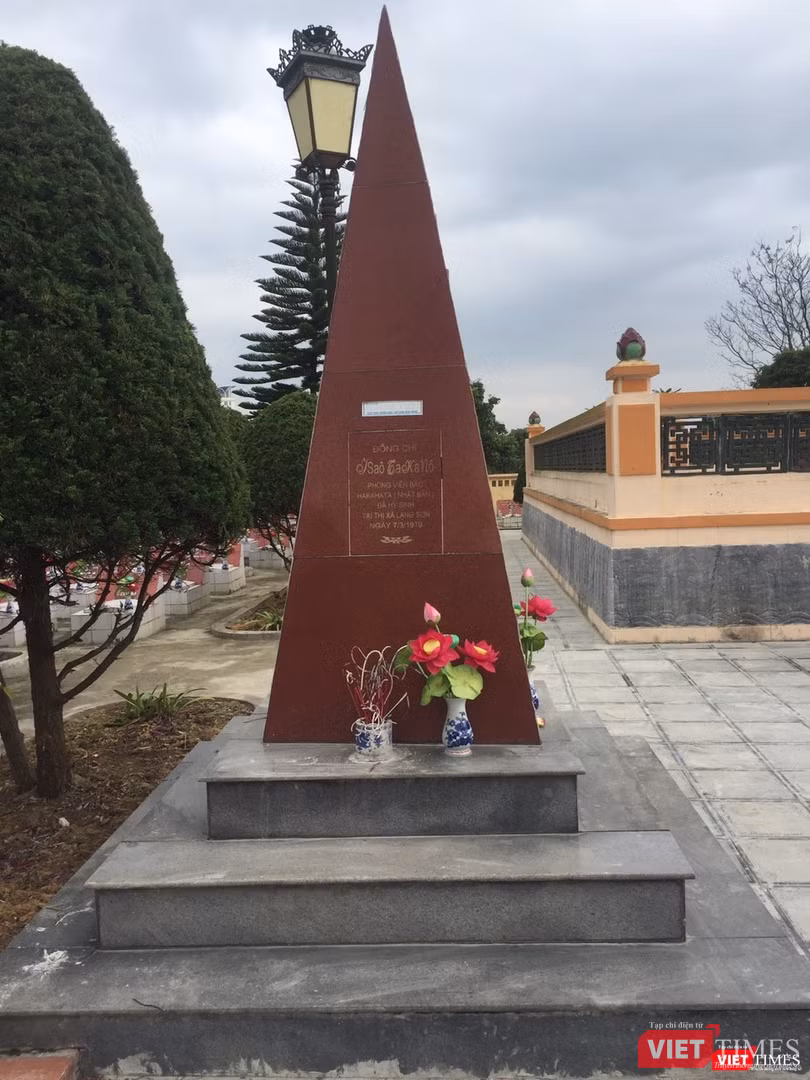 Ngôi mộ tưởng niệm Phóng viên Nhật Bản Takano được đặt trang trọng tại nghĩa trang Hoàng Đồng, TP. Lạng Sơn