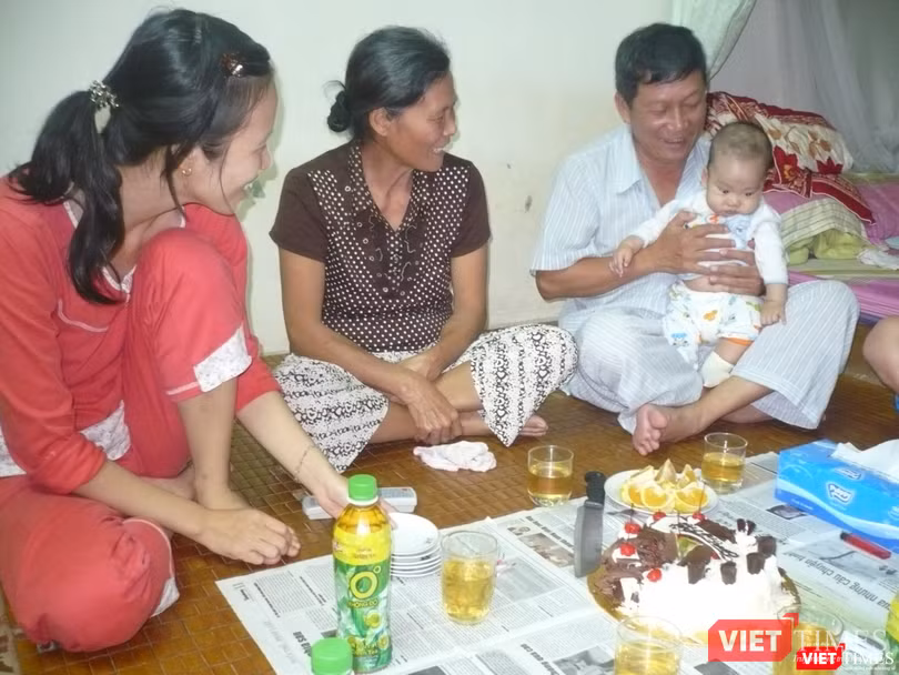 Ông Hoàng Tiến Tước, người thương binh năm xưa, quây quần cùng gia đình.