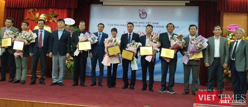Lãnh đạo Bộ Khoa học và Công nghệ, lãnh đạo Viện Hàn Lâm Khoa học xã hội Việt Nam và đại diện Hội Nhà báo VN trao chứng nhận cho đại diện 10 sự kiện KH&CN nổi bật 2019. GS.TS Phạm Văn Đức Phó Chủ tịch Viện Hàn Lâm Khoa học xã hội Việt Nam và Ông Nguyễn Thế Dũng - Giám đốc Nhà Văn hóa- Hội Nhà báo VN trao chứng nhận cho đại diện 10 sự kiện KH&CN nổi bật 2019.