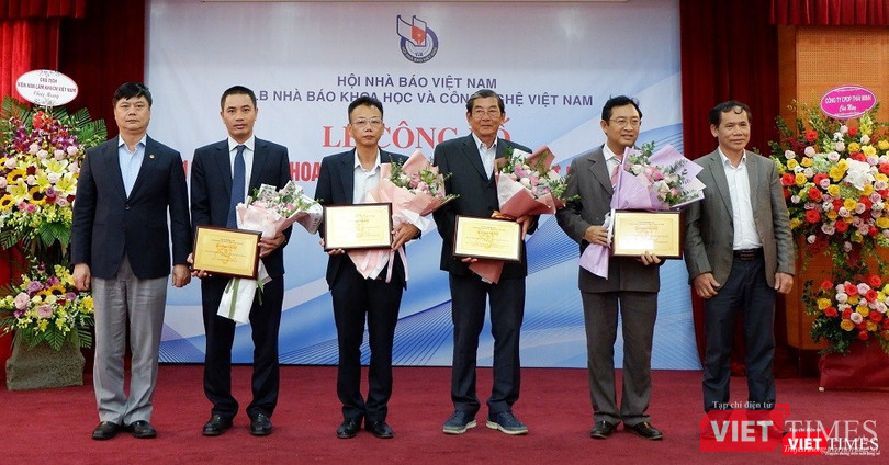 Ông Hà Thái Bảo - Phó TGĐ VNPT - IT (người thứ hai, trái sang) cùng các đại diện nhận kỷ niệm chương của Câu lạc bộ Nhà báo KHCN Việt Nam Ông Hà Thái Bảo - Phó TGĐ VNPT - IT (người thứ hai, trái sang) nhận kỷ niệm chương của ban Tổ chức.