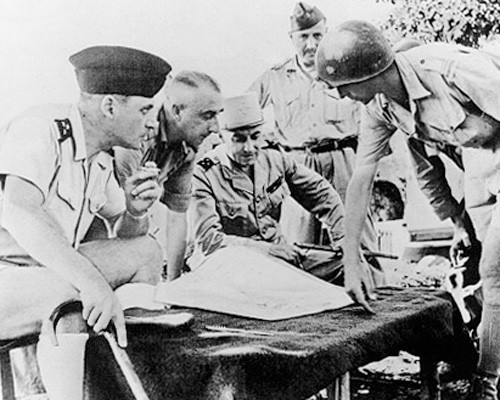 Tổng chỉ huy quân đội Pháp ở Đông Dương - Tướng Henri Navarre (thứ ba - trái sang) chỉ huy trận đánh tại Điện Biên Phủ Tổng chỉ huy quân đội Pháp ở Đông Dương - Tướng Henri Navarre (thứ ba - trái sang) chỉ huy trận đánh tại Điện Biên Phủ