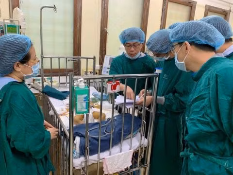 Nhóm bác sĩ theo dõi các chỉ số của bé V.