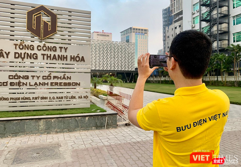 Nhân viên Bưu điện Việt Nam thu thập thông tin, hình ảnh một địa chỉ tại Hà Nội. Nhân viên Bưu điện Việt Nam thu thập thông tin, hình ảnh một địa chỉ tại Hà Nội.