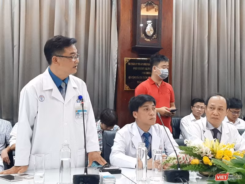 TS.BS. Lê Quốc Hùng (người đứng) - Trưởng khoa Bệnh Nhiệt đới (Bệnh viện Chợ Rẫy). Ảnh: NT.