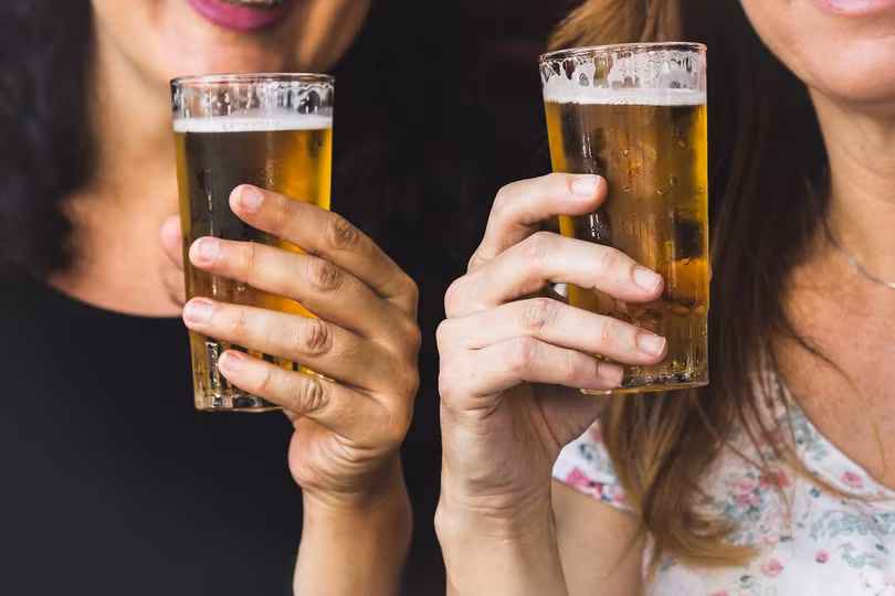 Người dân sử dụng các loại đồ uống có cồn là đang tự tàn phá sức khỏe của mình. Ảnh: WHO.