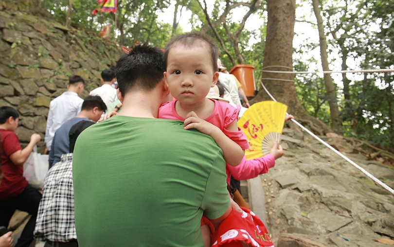 Nhiều trẻ nhỏ tỏ ra mệt mỏi khi phải chen chúc trong biển người - Ảnh: Kingpro