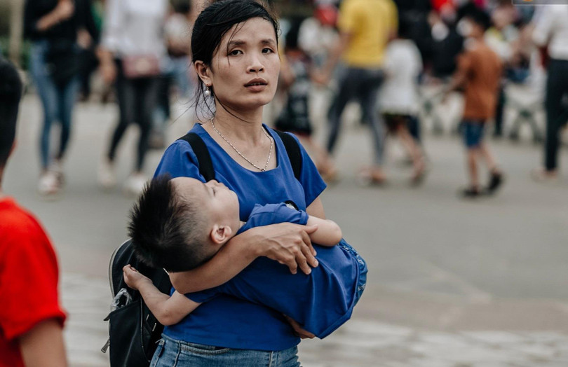 Nhiều trẻ nhỏ tỏ ra mệt mỏi khi phải chen chúc trong biển người đổ về đất Tổ. Nhiều trẻ nhỏ tỏ ra mệt mỏi khi phải chen chúc trong biển người đổ về đất Tổ.