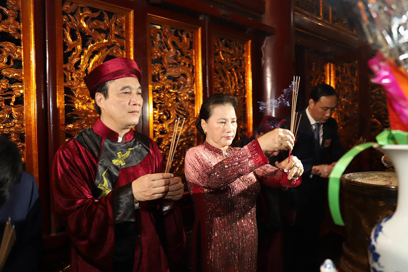Chủ tịch Quốc hội Nguyễn Thị Kim Ngân dâng hương tưởng nhớ, tri ân công đức Tổ tiên đã có công dựng nước. Chủ tịch Quốc hội Nguyễn Thị Kim Ngân dâng hương tưởng nhớ, tri ân công đức Tổ tiên đã có công dựng nước.