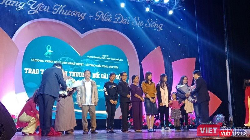 Lãnh đạo Trung tâm điều phối Quốc gia về ghép bộ phận cơ thể người tặng hoa tri ân các gia đình, thân nhân của người hiến tạng