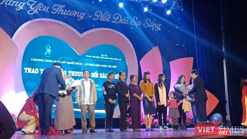 Lãnh đạo Trung tâm điều phối Quốc gia về ghép bộ phận cơ thể người tặng hoa tri ân các gia đình, thân nhân của người hiến tạng