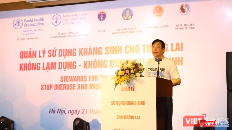 PGS.TS. Lương Ngọc Khuê - Cục trưởng Cục Quản lý Khám, chữa bệnh phát biểu khai mạc buổi lễ mít tinh (Ảnh: Minh Thúy).