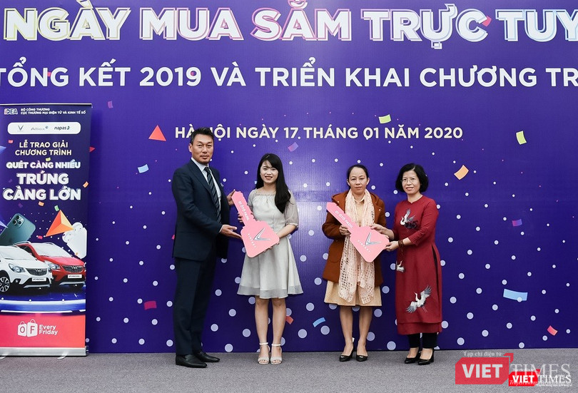 Hai khách hàng trúng thưởng chiếc xe ô tô Vinfast Fadil trong chương trình Online Friday 2019. Hai khách hàng trúng thưởng chiếc xe ô tô Vinfast Fadil trong chương trình Online Friday 2019.