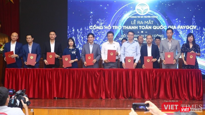 Các Trung gian thanh toán khác đang thực hiện nghi thức ký kết Thỏa thuận hợp tác (Ảnh: H.Phương) Các Trung gian thanh toán khác đang thực hiện nghi thức ký kết Thỏa thuận hợp tác. Ảnh: H.Phương