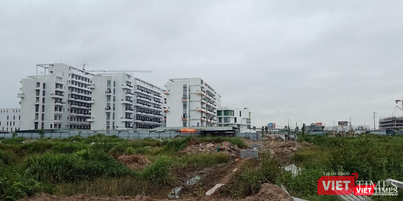 Khu đất bên cạnh tòa nhà BV Hữu nghị Việt Đức cũng nằm trong dự án hiện ngổn ngang, cỏ dại mọc um tùm.