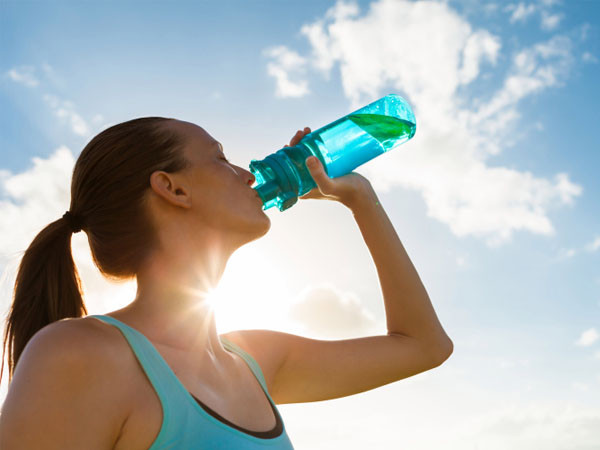 Để tránh bị sốc nhiệt, người dân cần bổ sung đủ nước và điện giải cho cơ thể khi làm việc trong thời tiết nắng nóng. Để tránh bị sốc nhiệt, người dân cần bổ sung đủ nước và điện giải cho cơ thể khi làm việc trong thời tiết nắng nóng.