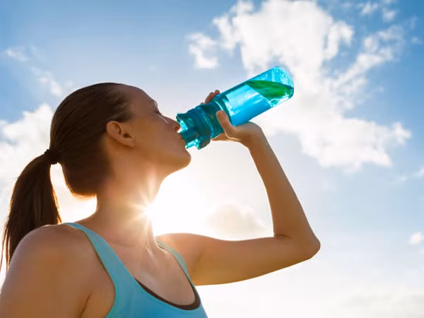 Để tránh bị sốc nhiệt, người dân cần bổ sung đủ nước và điện giải cho cơ thể khi làm việc trong thời tiết nắng nóng.