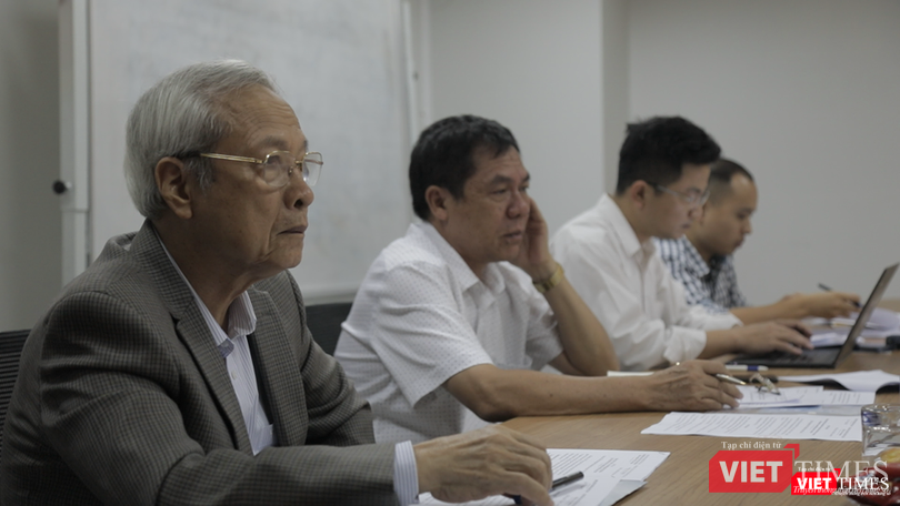 GS. TSKH Đỗ Trung Tá (trái) cùng Hội đồng chung khảo của Giải thưởng đã phải làm việc hết sức tập trung để lựa chọn sản phẩm xuất sắc từ 230 hồ sơ tham gia.