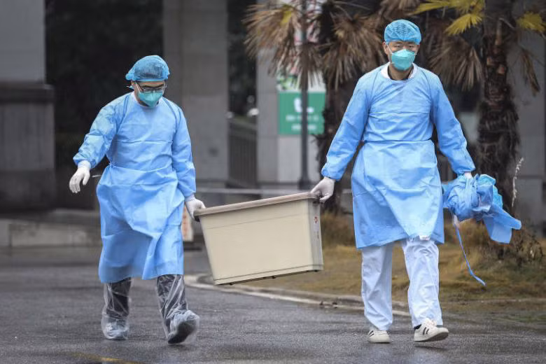 Nhân viên tại Trung tâm Y tế TP Vũ Hán (Trung Quốc) - nơi đang điều trị cho một số bệnh nhân mắc viêm phổi lạ - xử trí bệnh phẩm (Ảnh: The Straits Times) Nhân viên tại Trung tâm Y tế TP Vũ Hán (Trung Quốc) - nơi đang điều trị cho một số bệnh nhân mắc viêm phổi lạ - xử trí bệnh phẩm (Ảnh: The Straits Times)