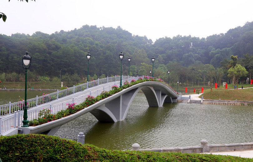 Cầu đi bộ Mai An Tiêm nối liền khu vực ngã 5 Đền Giếng với khu vực cảnh quan dưới chân núi Nón và khu dịch vụ Mai An Tiêm trở thành một trong những điểm nhấn về cảnh quan trong quần thể Khu Di tich lịch sử Đền Hùng. Ảnh: UBND tỉnh Phú Thọ.