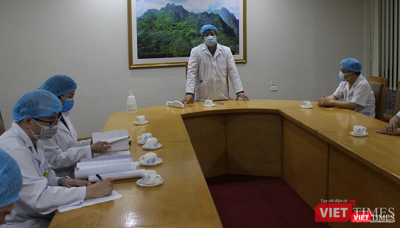 PGS.TS Lương Ngọc Khuê làm việc về công tác, phòng, chống dịch COVID-19 tại BV Hữu Nghị. Ảnh: Hảo Lê.