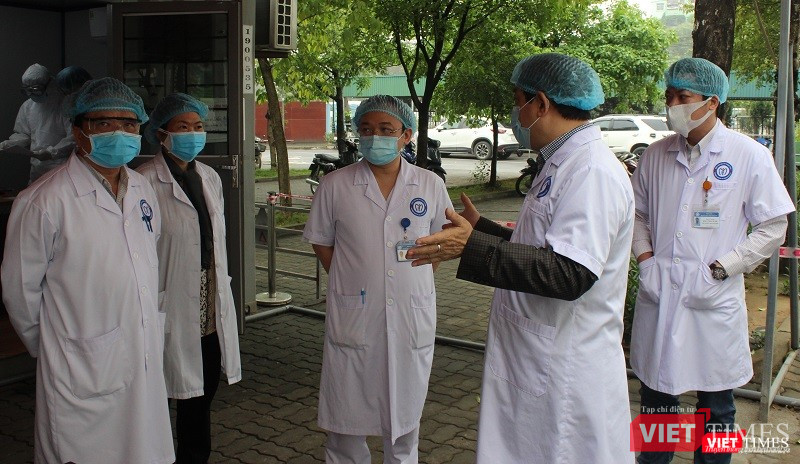 PGS.TS Lương Ngọc Khuê kiểm tra công tác phòng, chống dịch COVID-19 tại Bệnh viện Nội tiết TW. Ảnh: Hảo Lê.
