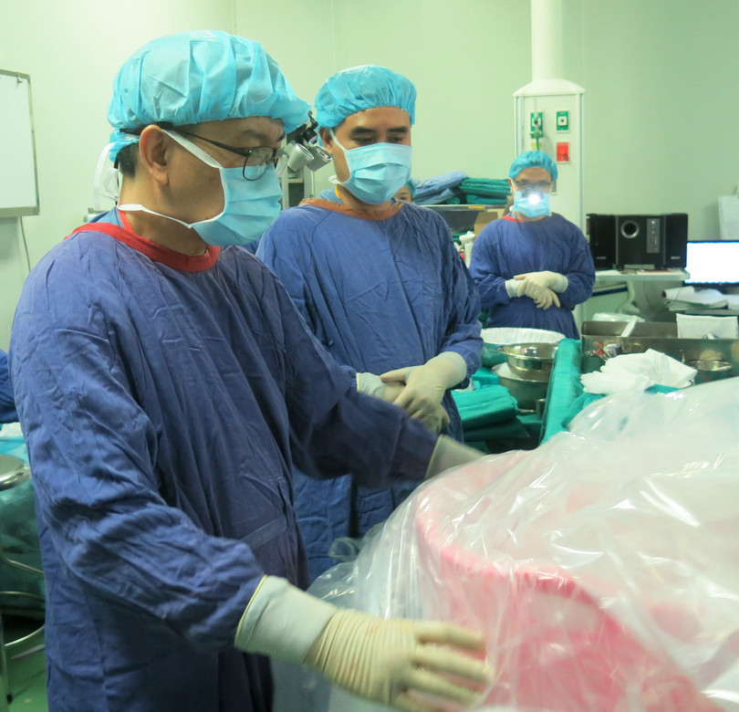 Các bác sĩ thực hiện phẫu thuật cho chị H (Ảnh: BVCC) Các bác sĩ thực hiện phẫu thuật cho chị H (Ảnh: BVCC)