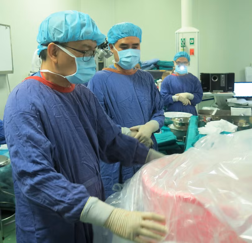 Các bác sĩ thực hiện phẫu thuật cho chị H (Ảnh: BVCC)