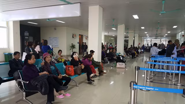 Bệnh nhân chờ khám tại Bệnh viện K