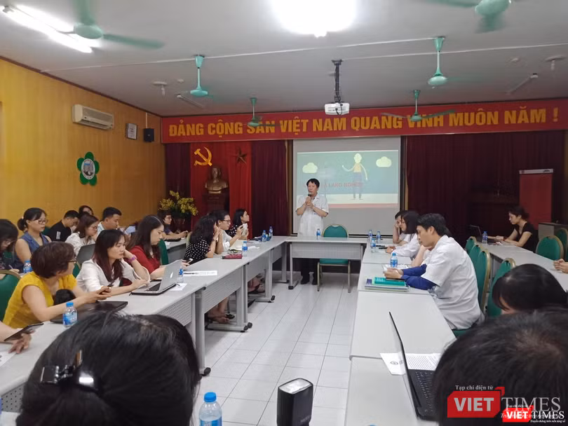 TS. Nguyễn Doãn Phương - Viện trưởng Viên Sức khỏe tâm thần chia sẻ với báo giới về chứng sa sút trí tuệ ở người già