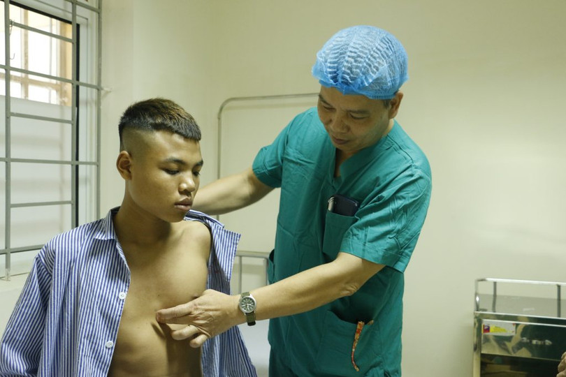 Bác sĩ khám cho bệnh nhân bị lõm ngực bẩm sinh