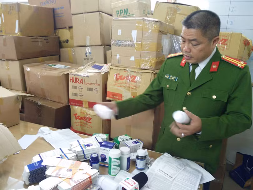 Cơ quan chức năng thu giữ thuốc giả tại nơi ở của Lý Minh Thông (Ảnh: An Bình)