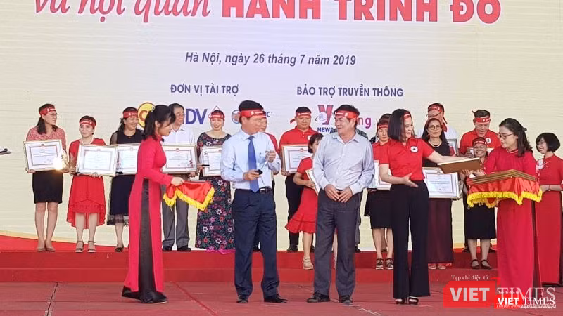 Ông Võ Văn Thưởng - Ủy viên Bộ Chính trị, Bí thư Trung ương Đảng, Trưởng ban Tuyên giáo Trung ương trao bằng khen cho đại diện các tỉnh, thành phố tại sự kiện.