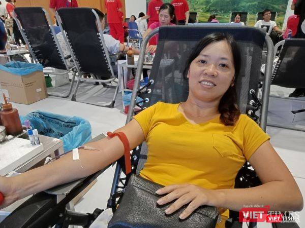 Chị Nguyễn Thị Mai Hương (Kim Chung, Hoài Đức, Hà Nội) nở nụ cười tươi tắn mặc dù phải vượt gần 10km để tham gia hiến máu. Chị Nguyễn Thị Mai Hương (Kim Chung, Hoài Đức, Hà Nội) nở nụ cười tươi tắn mặc dù phải vượt gần 10km để tham gia hiến máu.